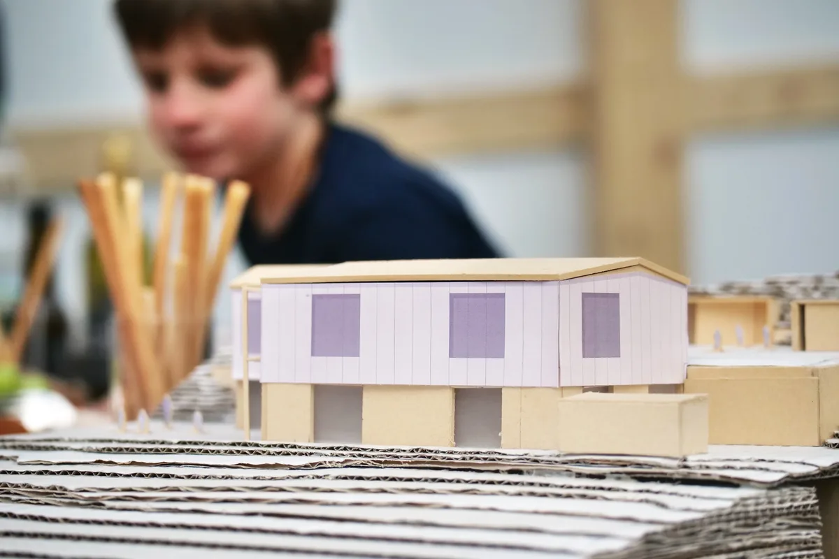 Blick auf das Modell des zukünftigen Kindergartens.